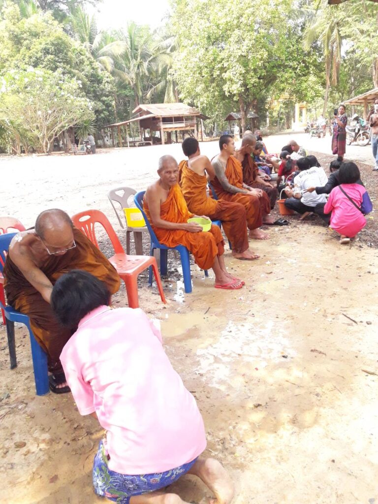 ทำบุญตักบาตรสรงน้ำพระและรดน้ำดำหัวผู้สูงอายุเนื่องในเทศกาลสงกรานต์ ประจำปี 67