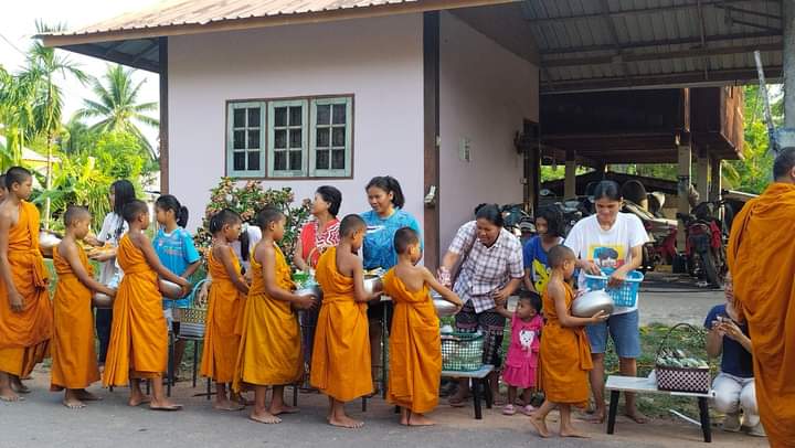 ทำบุญตักบาตรข้าวสารอาหารแห้ง