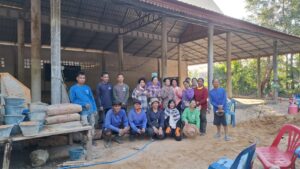 ร่วมด้วยช่วยกันเทพื้นศาลาหอฉัน วัดศรีชมภู บ้านหนองครก หมู่ 11