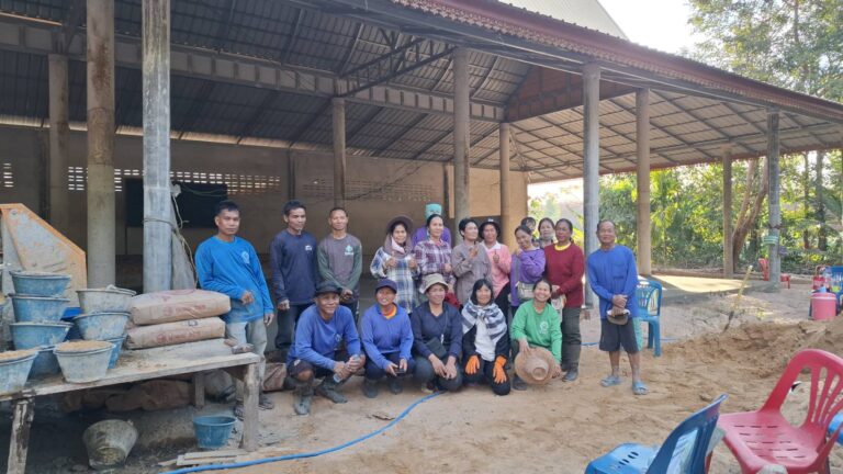 ร่วมด้วยช่วยกันเทพื้นศาลาหอฉัน วัดศรีชมภู บ้านหนองครก หมู่ 11